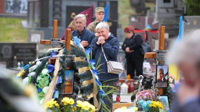 До заходу долучились родини Героїв Небесної Сотні та українських військових