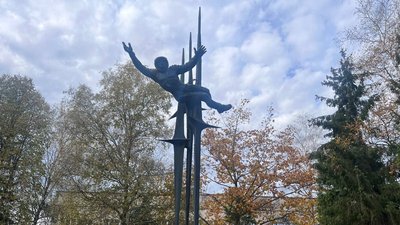 Пам’ятник космонавтці у Львові: коли його демонтують Пам’ятник космонавтці у Львові: коли його демонтують