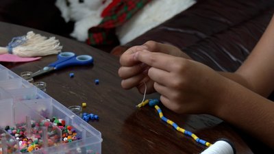 10-річна дівчинка з Івано-Франківщини виготовляє прикраси й продає їх для підтримки ЗСУ 10-річна дівчинка з Івано-Франківщини виготовляє прикраси й продає їх для підтримки ЗСУ
