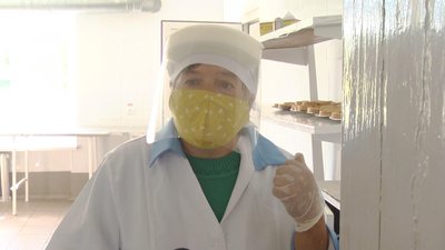 Наталія Муляр, працівниця кухні розповідає, персонал працює у спеціальних щитках. Фото: Суспільне Поділля Наталія Муляр, працівниця кухні розповідає, персонал працює у спеціальних щитках. Фото: Суспільне Поділля