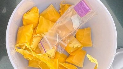 Згортки психотропних речовин, вилучених у 18-річного та 19-річного харківців