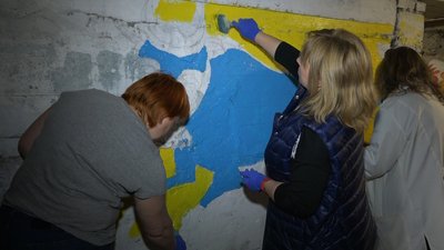 Діти разом із батьками розмалюють сховище у підвалі одного з житлових будинків Житомира Діти разом із батьками розмалюють сховище у підвалі одного з житлових будинків Житомира