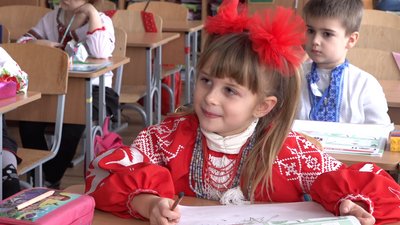 Між повітряними тривогами навчали дітей та волонтерили: які виклики постали перед педагогами 2022 року