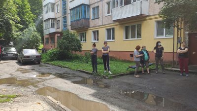 У Тернополі мешканці одного з будинків протестували — їхній двір не ремонтують У Тернополі мешканці одного з будинків протестували — їхній двір не ремонтують
