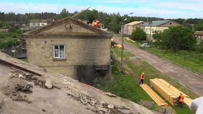 У Ягідному волонтери відновлюють людям будинки, які зруйнували обстріли росіян У Ягідному волонтери відновлюють людям будинки, які зруйнували обстріли росіян