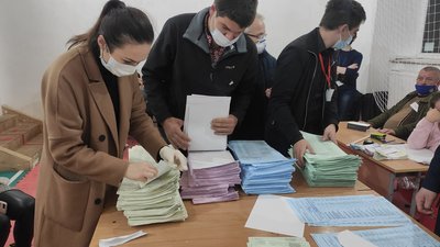 У Львові триває підрахунок голосів: репортаж із дільниці У Львові триває підрахунок голосів: репортаж із дільниці