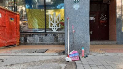 "Привернути увагу до колонади". У Франківську влаштували прибирання біля готелю "Дністер" "Привернути увагу до колонади". У Франківську влаштували прибирання біля готелю "Дністер"