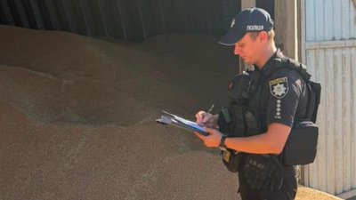 Поліція розслідує загибель чоловіка під час вивантаження зерна на Одещині