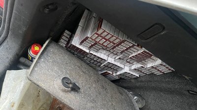 Сховав у багажнику під дровами: Вінницькі прикордонники не дали іноземцю вивезти з України цигарки Сховав у багажнику під дровами: Вінницькі прикордонники не дали іноземцю вивезти з України цигарки