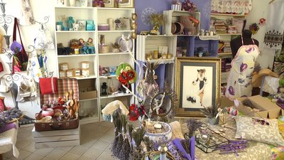 У Городку, вже відкрили крамничку де продають різні вироби з лаванди. Фото: Суспільне У Городку, вже відкрили крамничку де продають різні вироби з лаванди. Фото: Суспільне