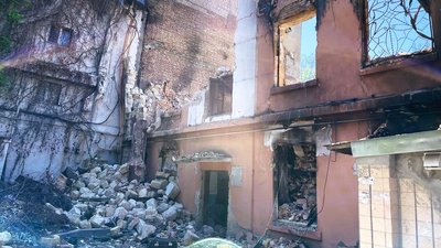 Попіл під ногами. Мешканці пошкодженого обстрілами будинку розчищають оселі Попіл під ногами. Мешканці пошкодженого обстрілами будинку розчищають оселі