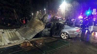У Кривому Розі в результаті ДТП загорівся автомобіль У Кривому Розі в результаті ДТП загорівся автомобіль