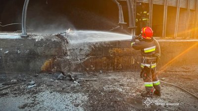 Атака на Чернігівщині: пошкоджене зерносховище та загорівся ліс внаслідок ударів БпЛА