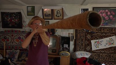 Грає на сокирі, варенику і тиленці: людина-оркестр Михайло Твердий освоїв більше 140 інструментів Грає на сокирі, варенику і тиленці: людина-оркестр Михайло Твердий освоїв більше 140 інструментів