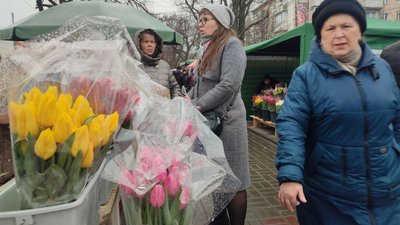 Квітковий ринок у Черкасах чекає на відвідувачів