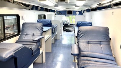 Мобільний пункт забору крові всередині Мобільний пункт забору крові всередині