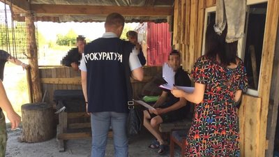 Збував у Європу: на Рівненщині вилучили 5 бочок для спалювання деревного вугілля Збував у Європу: на Рівненщині вилучили 5 бочок для спалювання деревного вугілля