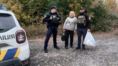 поліцейські евакуювали жінку
