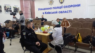 Поліцейські Київщини здали кров для потреб ЗСУ Поліцейські Київщини здали кров для потреб ЗСУ