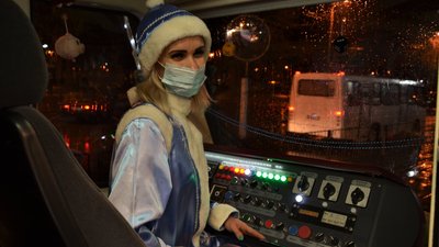 Без пасажирів, але з подарунками: в Одесі пройшов парад трамваїв Без пасажирів, але з подарунками: в Одесі пройшов парад трамваїв