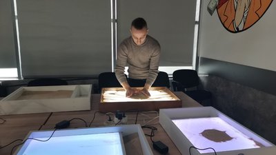 "Терапія піском": у Полтаві із дітьми працює художник Костянтин Гуменюк із Харкова "Терапія піском": у Полтаві із дітьми працює художник Костянтин Гуменюк із Харкова