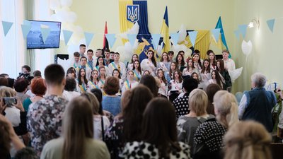 У чернівецьких школах провели останні дзвоники: фото У чернівецьких школах провели останні дзвоники: фото