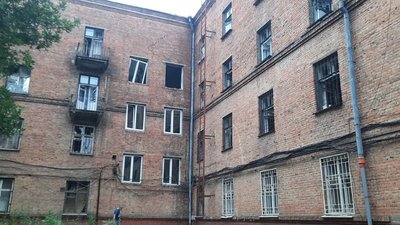 У Дніпрі відновлюють пошкоджені через ракетний удар 18 будинків