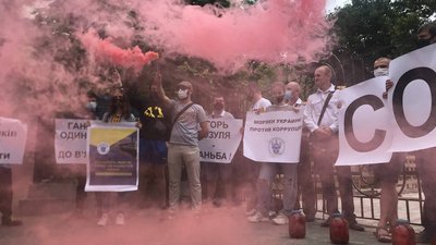 В Одесі моряки вийшли на мітинг через затягування справи про корупцію в сфері дипломування В Одесі моряки вийшли на мітинг через затягування справи про корупцію в сфері дипломування