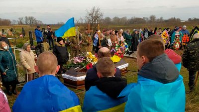 Загинули в боях за Донбас: на Чернігівщині попрощалися із солдатами ЗСУ Загинули в боях за Донбас: на Чернігівщині попрощалися із солдатами ЗСУ
