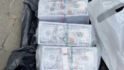 Намагалися вкрасти 200 тисяч доларів: в Одесі затримали групу, членом якої був правоохоронець — СБУ Намагалися вкрасти 200 тисяч доларів: в Одесі затримали групу, членом якої був правоохоронець — СБУ