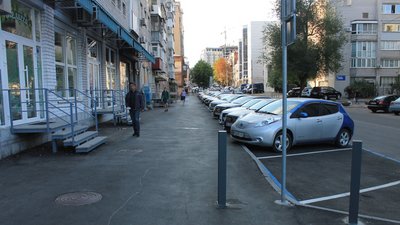 У центрі Дніпра створили паркувальний простір для авто й зону для пішоходів: переваги й недоліки