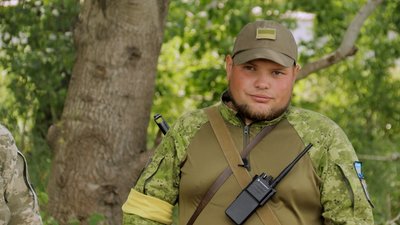 День батька в окопах: як чернігівець разом із сином пішли служити в ТРО День батька в окопах: як чернігівець разом із сином пішли служити в ТРО