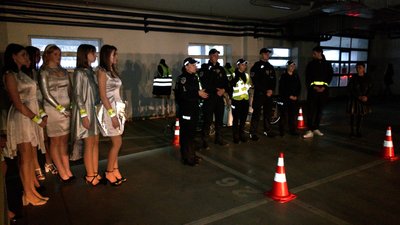 Щоб привернути увагу учасників дорожнього руху: у Чернігові вперше провели показ мод зі світловідбиваючими елементами