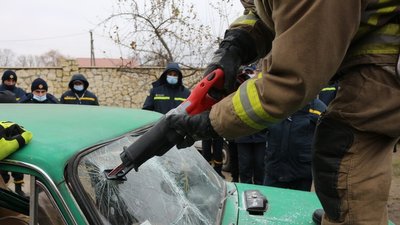 На Тернопільщині пожежники вчилися, як діяти під час ДТП На Тернопільщині пожежники вчилися, як діяти під час ДТП