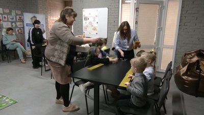 Облаштували з того, що вивезли з окупації. Як у Хмельницькому працює простір для переселенців Облаштували з того, що вивезли з окупації. Як у Хмельницькому працює простір для переселенців
