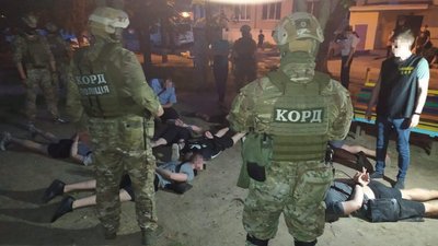 Вимагали неіснуючий борг: у Вінниці затримали злочинну групу