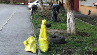Прибудинкові території прибирали мешканці будинків в Ужгороді Прибудинкові території прибирали мешканці будинків в Ужгороді