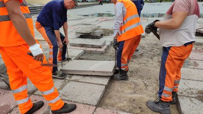 У Рівному на майдані Незалежності замінюють бетонні плити У Рівному на майдані Незалежності замінюють бетонні плити