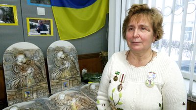 Родини шістьох загиблих бійців з Чернігівщини у війні на Сході України отримали іменні барельєфи Родини шістьох загиблих бійців з Чернігівщини у війні на Сході України отримали іменні барельєфи