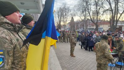 У Білопіллі на Сумщині поховали військового Сергія Платонова У Білопіллі на Сумщині поховали військового Сергія Платонова