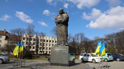 Квіти поклали до пам’ятника Тарасу Шевченку в Ужгороді