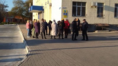 Біля міськради у Вознесенську, що на Миколаївщині, зібралися батьки школярів. Чого вимагають
