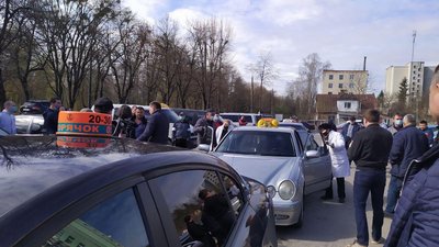 У Луцьку розпочали дезинфікувати таксі У Луцьку розпочали дезинфікувати таксі