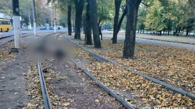 На трамвайних коліях в Одесі виявили тіла чоловіка та собаки