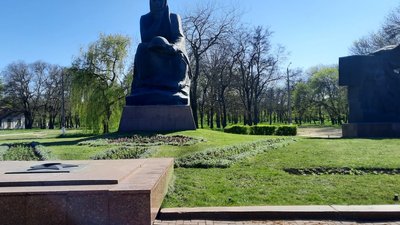 У Кропивницькому на Фортечних валах кропивничан висадив квіти, вирощені у власній оранжереї У Кропивницькому на Фортечних валах кропивничан висадив квіти, вирощені у власній оранжереї