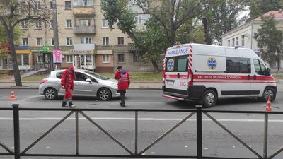 У Хмельницькому на Кам'янецькій зіткнулися швидка та легковик. У місті утворився затор