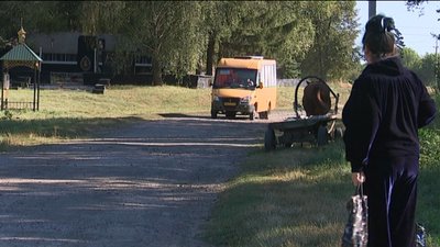 Люди із села на Сумщині можуть дістатися найближчого райцентру тільки один раз на тиждень Люди із села на Сумщині можуть дістатися найближчого райцентру тільки один раз на тиждень
