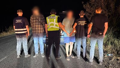 Правоохоронці затримали адвоката за підозрою у переправленні чоловіка