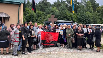 Родини загиблих військових з 12 областей з'їхалися на Всеукраїнську прощу на Тернопільщину