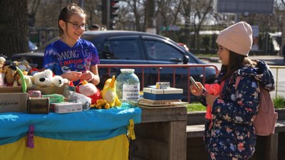 Продають іграшки: одеські школярі зібрали майже сім тисяч гривень для ЗСУ та переселенців. ВІДЕО Продають іграшки: одеські школярі зібрали майже сім тисяч гривень для ЗСУ та переселенців. ВІДЕО